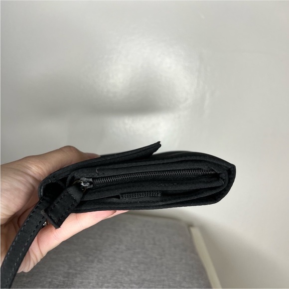 Sold Guess Wallet on the chain - Picture 10 of 11